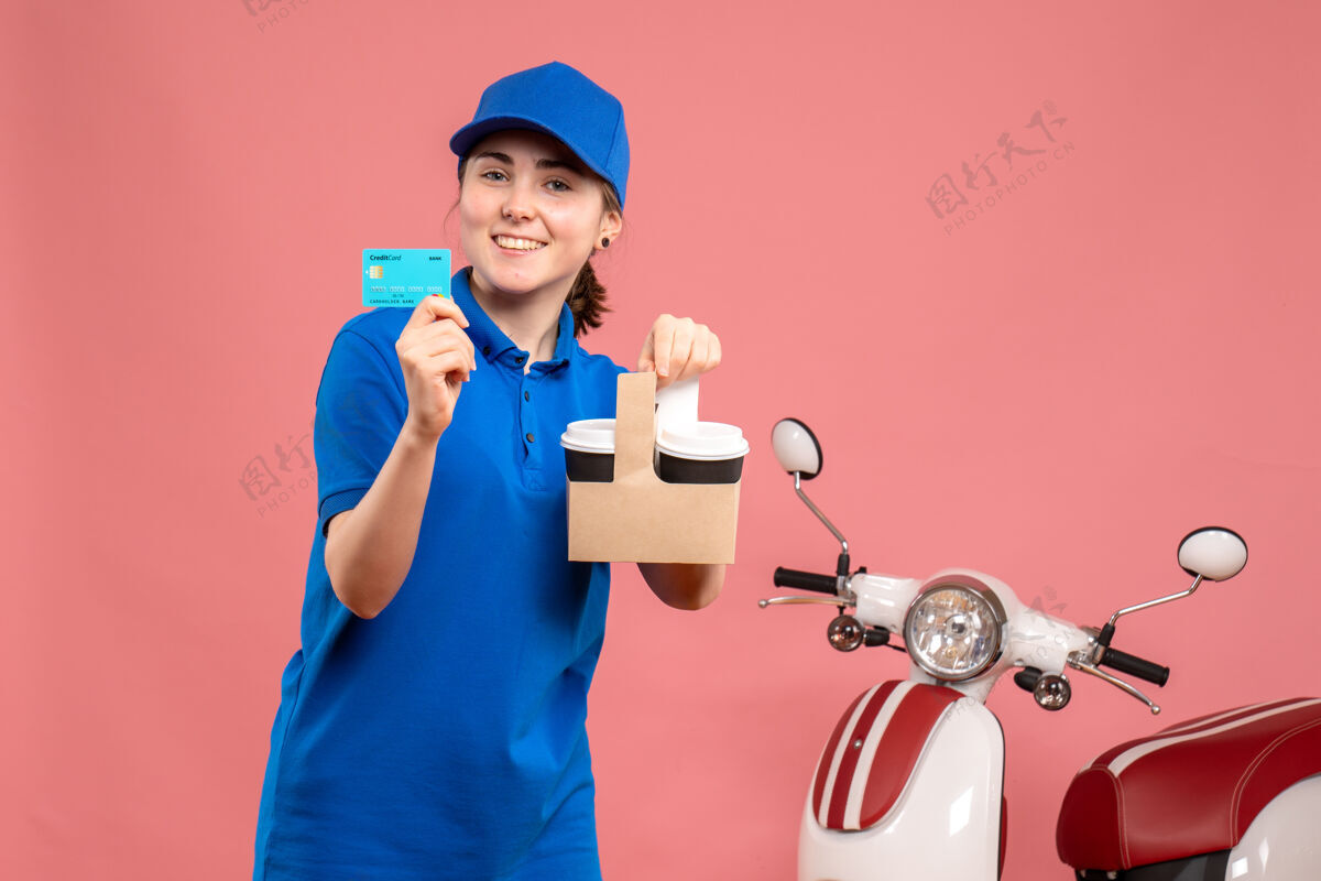 工人正面图：女快递员带着咖啡和银行卡 骑着粉色的工作服快递工披萨女自行车女人自行车人