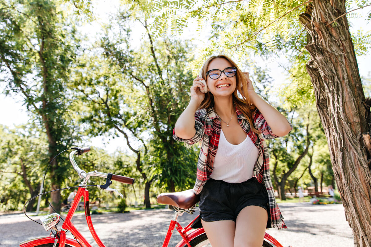 女性美丽时尚的女模特在夏日公园里享受清晨欢笑可爱的女孩与自行车合影的户外写真漂亮道路自行车