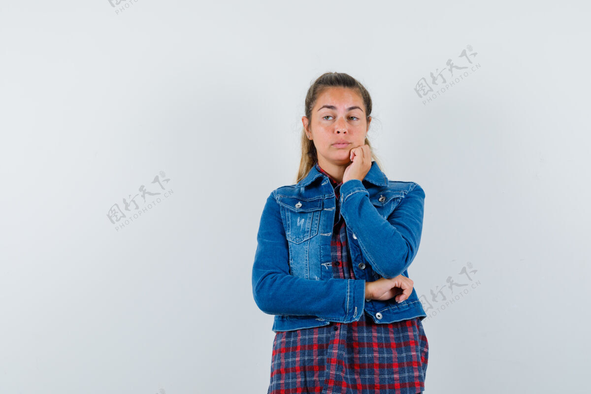 姿势年轻女士站在思考的姿势在衬衫 夹克衫和看起来自信前视图视图站思考