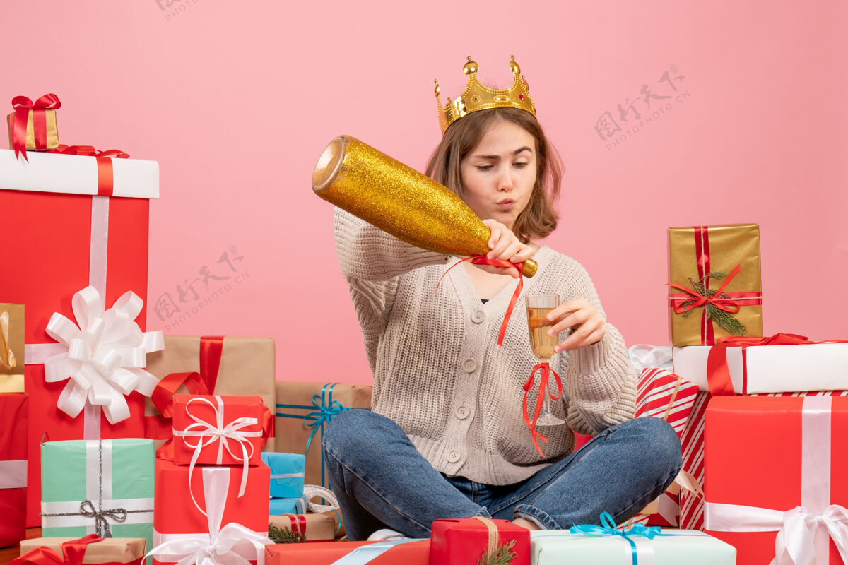 人正面图年轻女性围坐在圣诞节礼物庆祝香槟庆祝圣诞节周围
