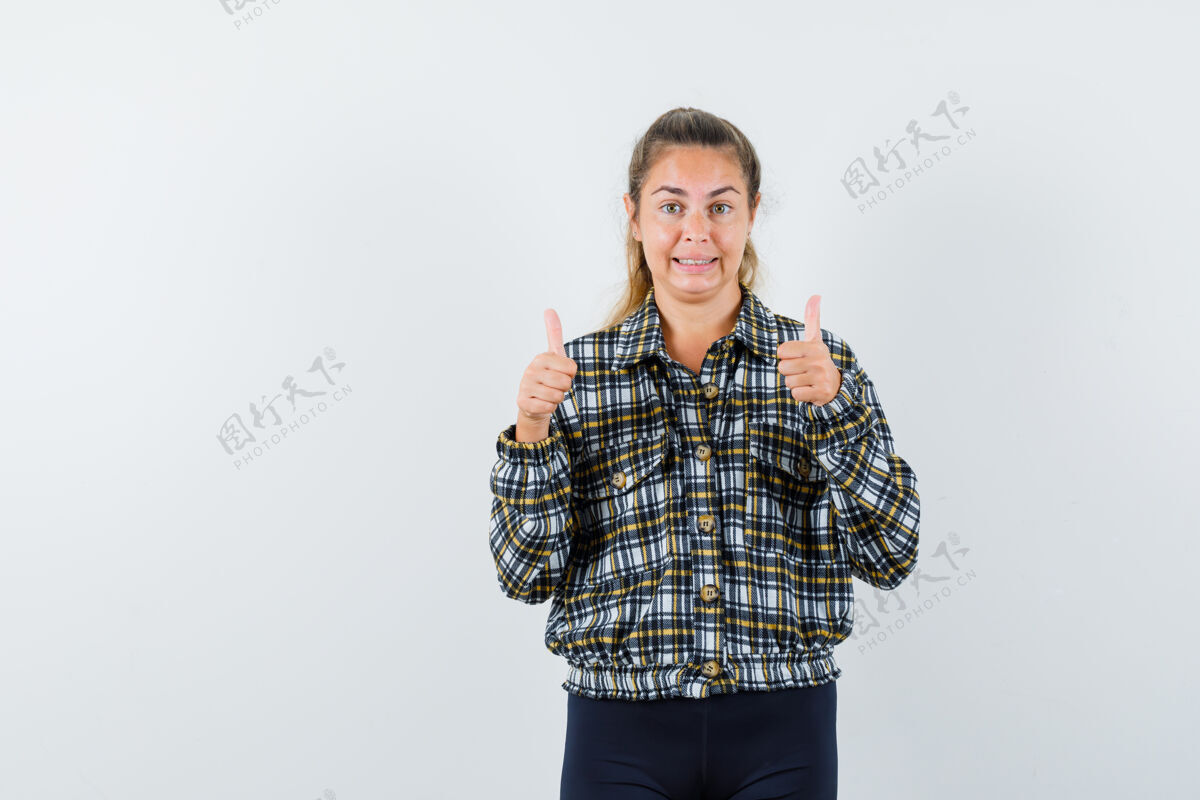 休闲年轻的女士在衬衫 短裤上竖起了大拇指 看上去很快乐 正面视图女性女人视图