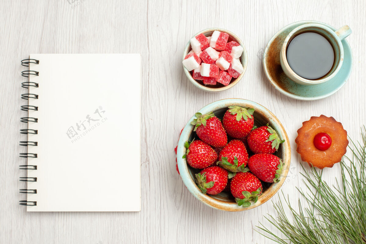 水果俯瞰白色桌子上的水果蛋糕和一杯茶新鲜食物多汁