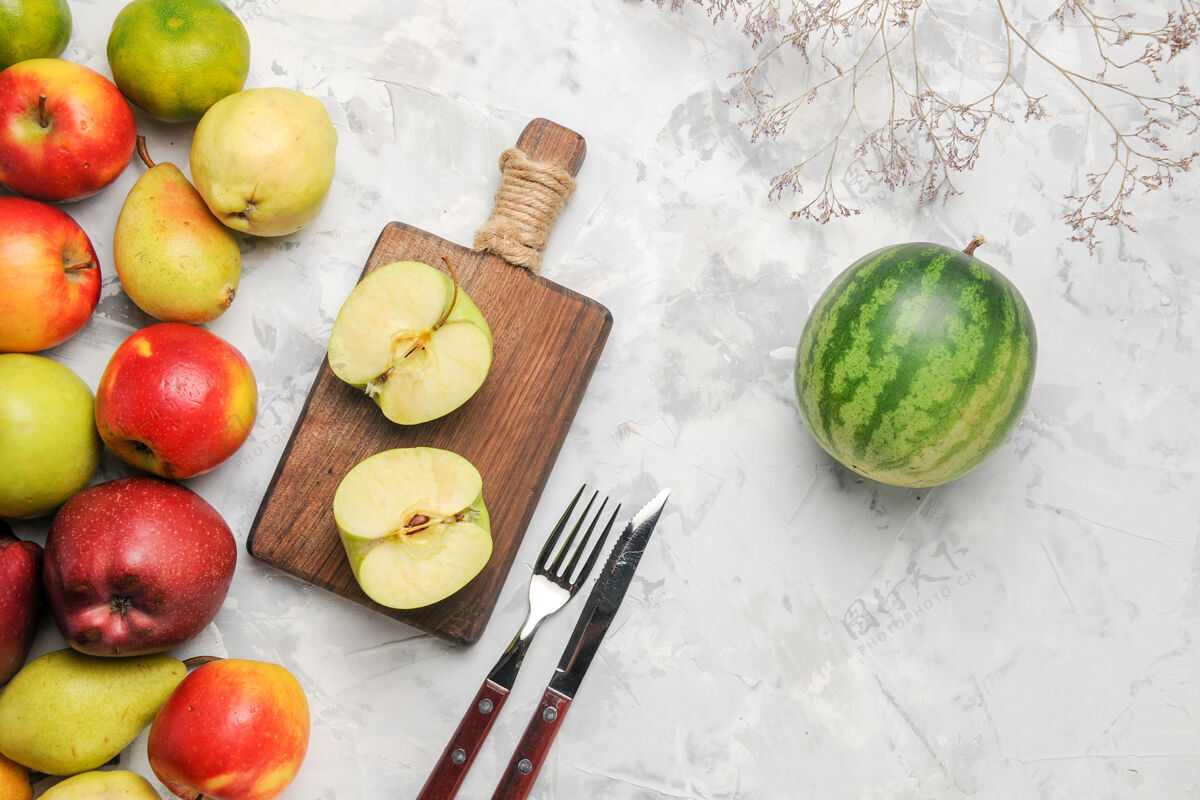 饮食顶视图绿色苹果和其他水果在白色背景上瓜蔬菜苹果
