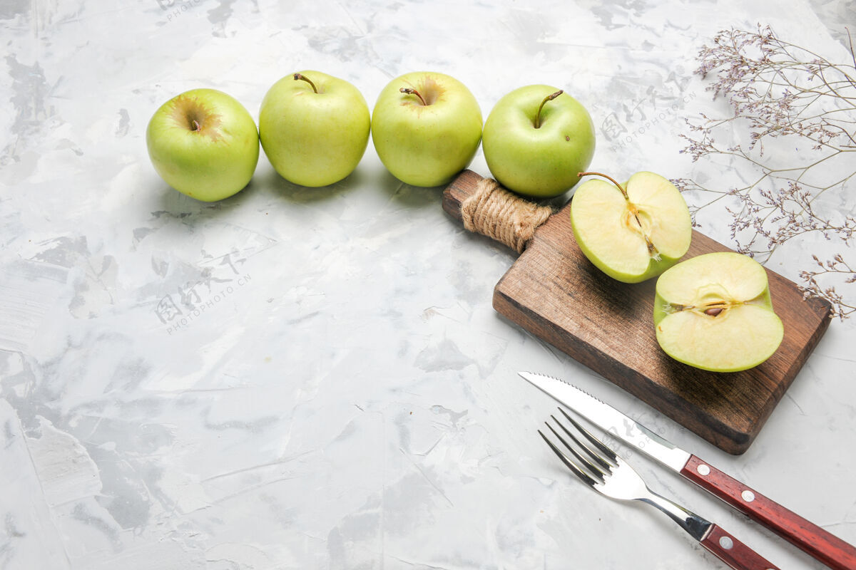 食品俯瞰白色地板上新鲜的青苹果地板梨健康