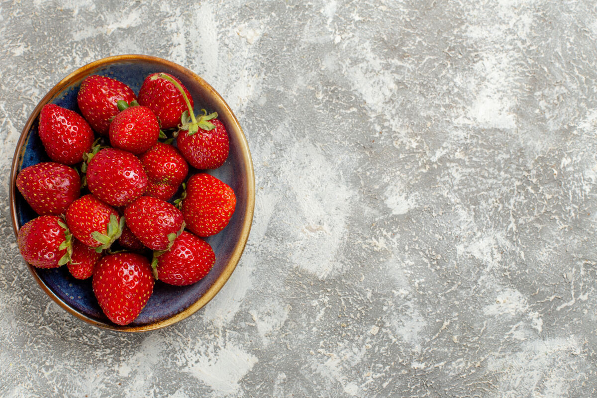 多汁顶视图新鲜的红色草莓内板上的白色背景成熟食物甜点
