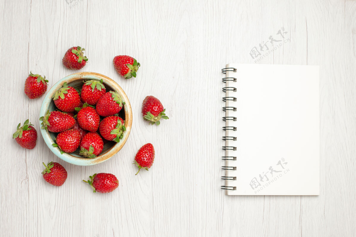 甜点顶视图新鲜的红色草莓在一个白色的桌子盘子里草莓浆果桌子