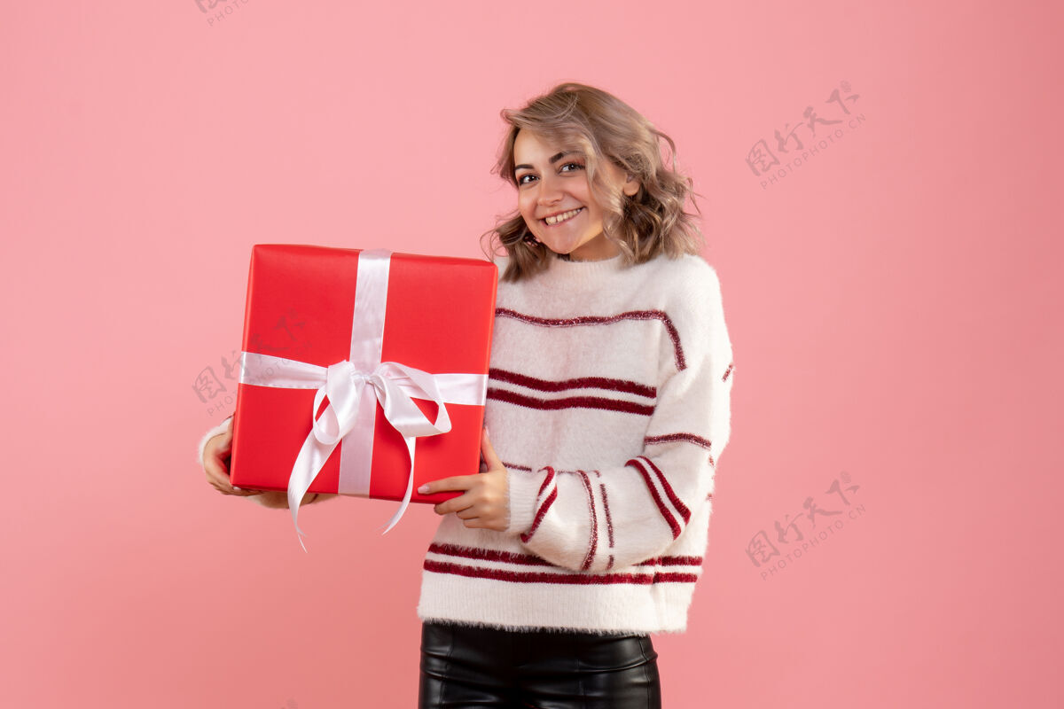 礼物正面图年轻女性手持圣诞礼物成人圣诞节人