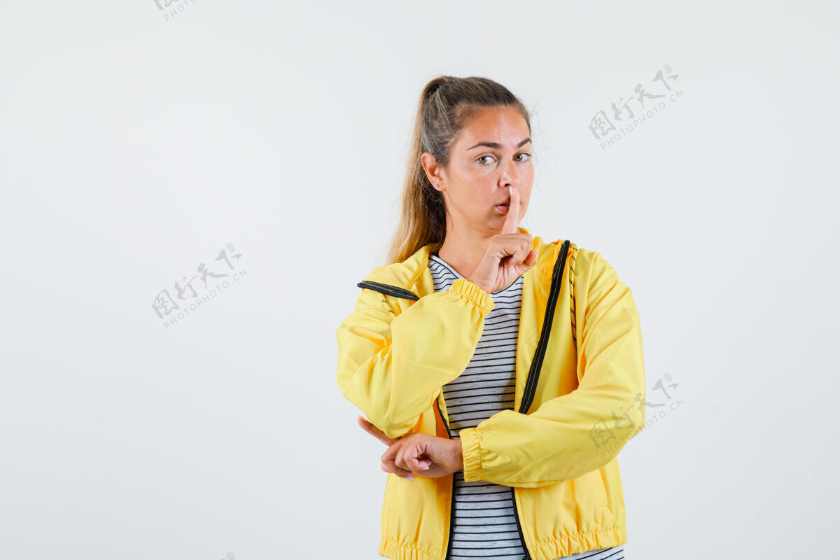视图穿着t恤衫 夹克衫的年轻女子表现出沉默的姿态 看上去很小心 正对着前方女孩沉默女性