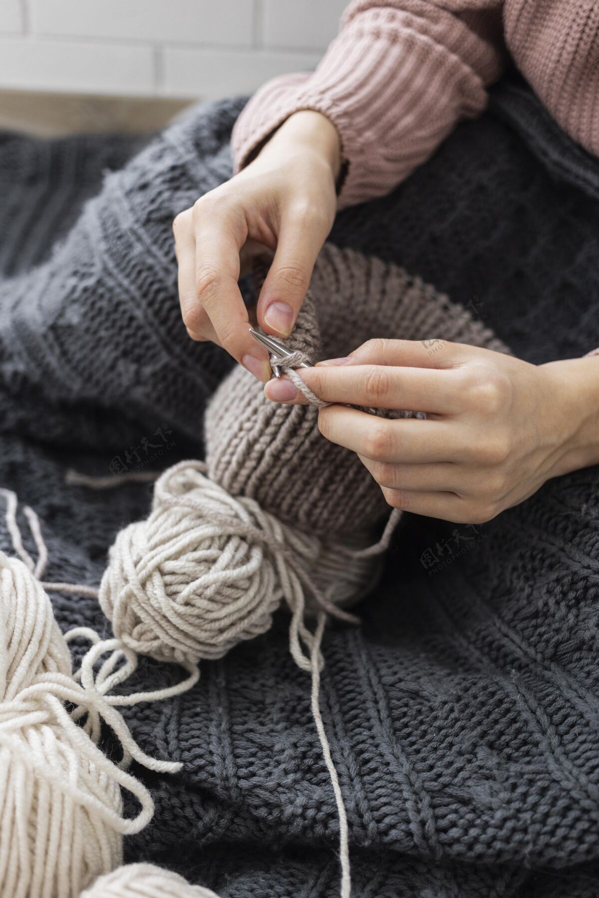 工艺女人在家编织特写镜头针织纱线爱好