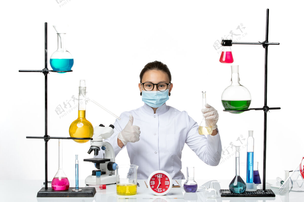 面具前视图：穿着白色医疗服的女化学家 白色背景上有面罩 化学家实验室病毒冠状病毒飞溅保持实验室医学