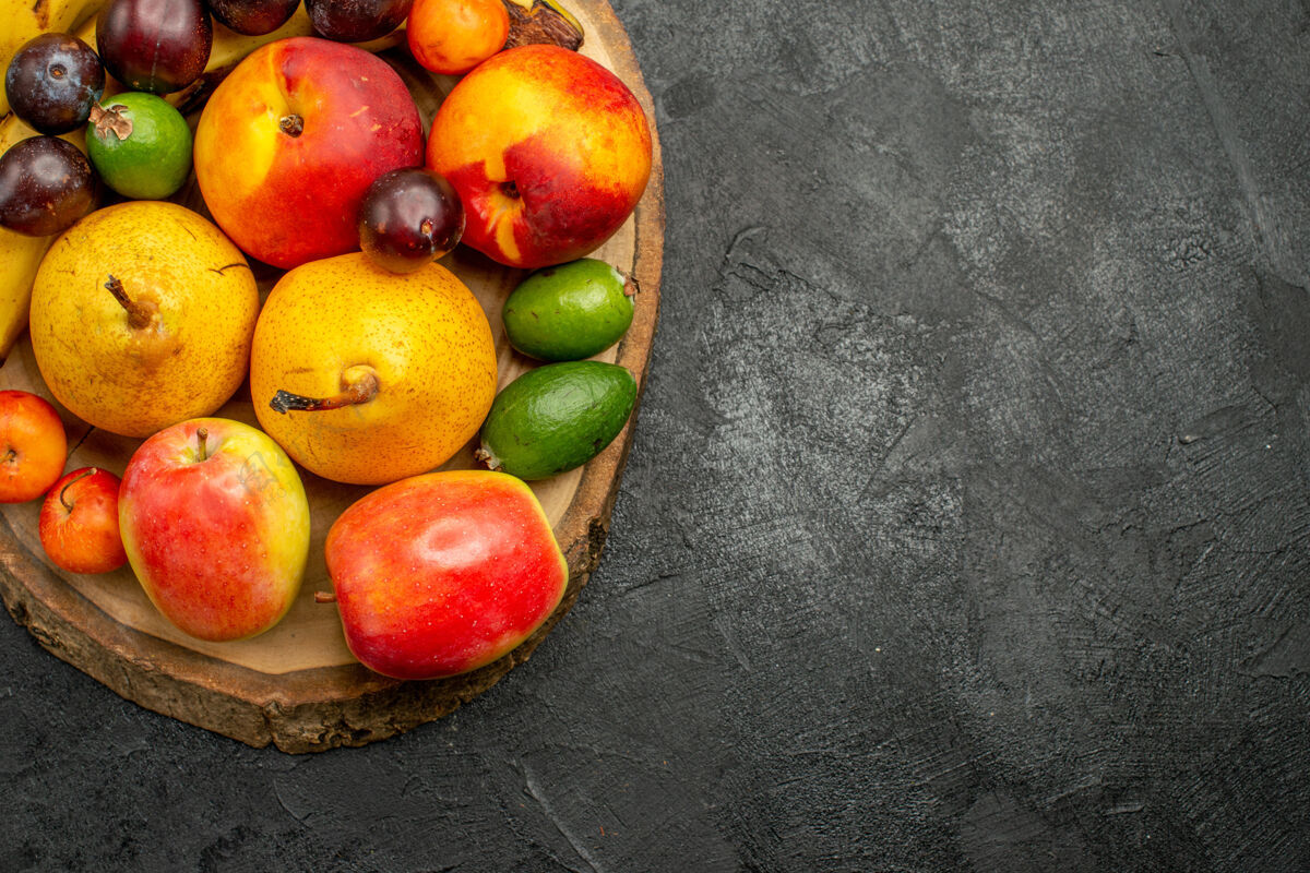 可食用水果顶视图水果组成深灰色背景上的新鲜水果食品健康新鲜
