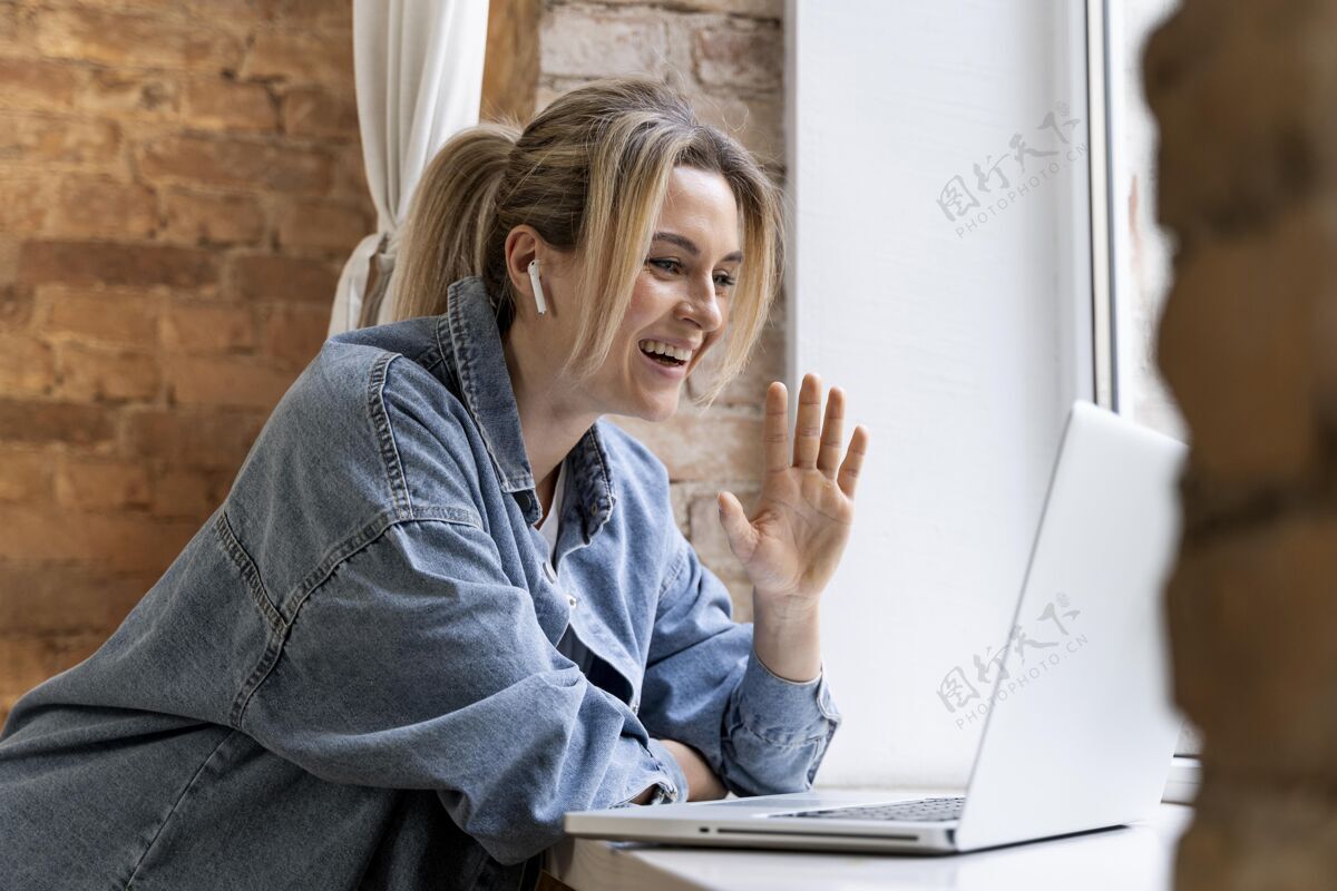 技术家里的女人正在和家人进行视频通话休闲笔记本电脑室内