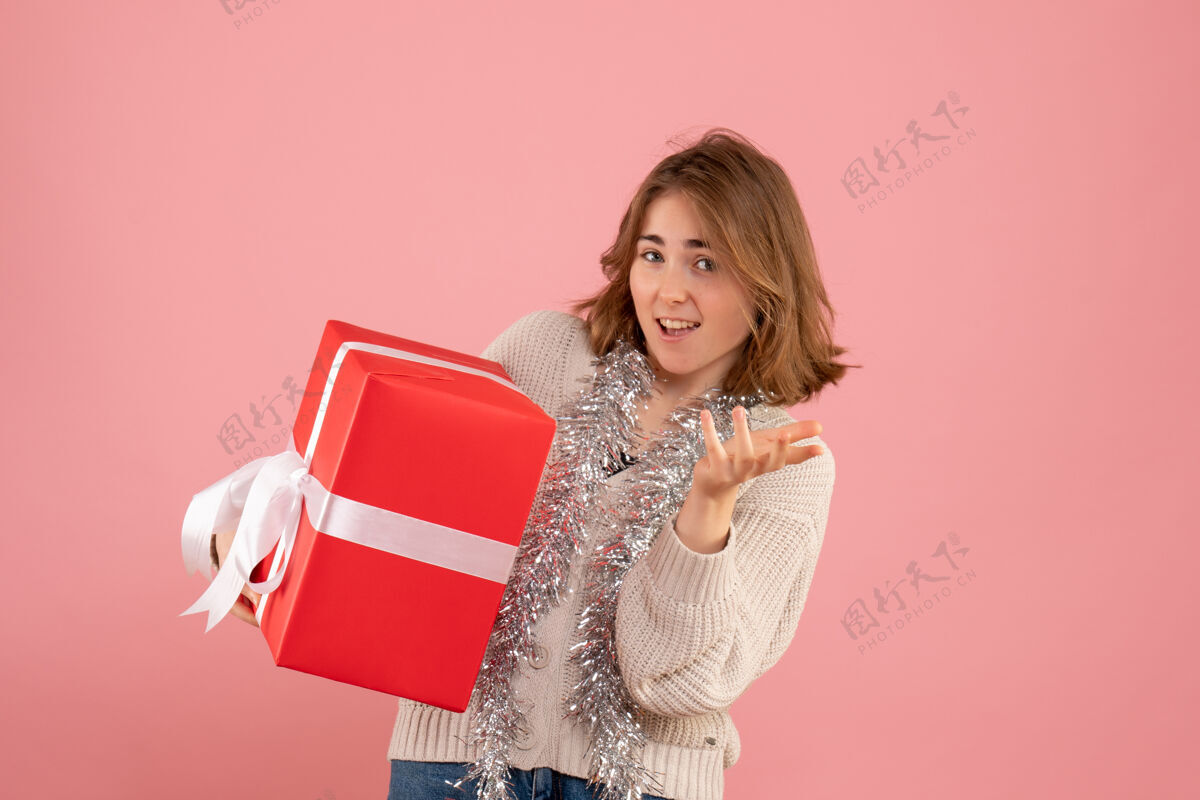 礼物正面图年轻女性手持圣诞礼物节日一年快乐