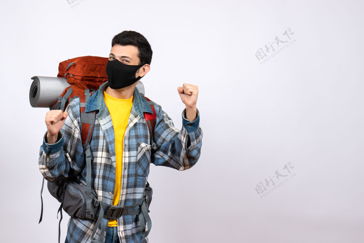 生活方式正面图：背着背包 戴着面具的男性旅行者 表达他的感受男孩摄影师活跃