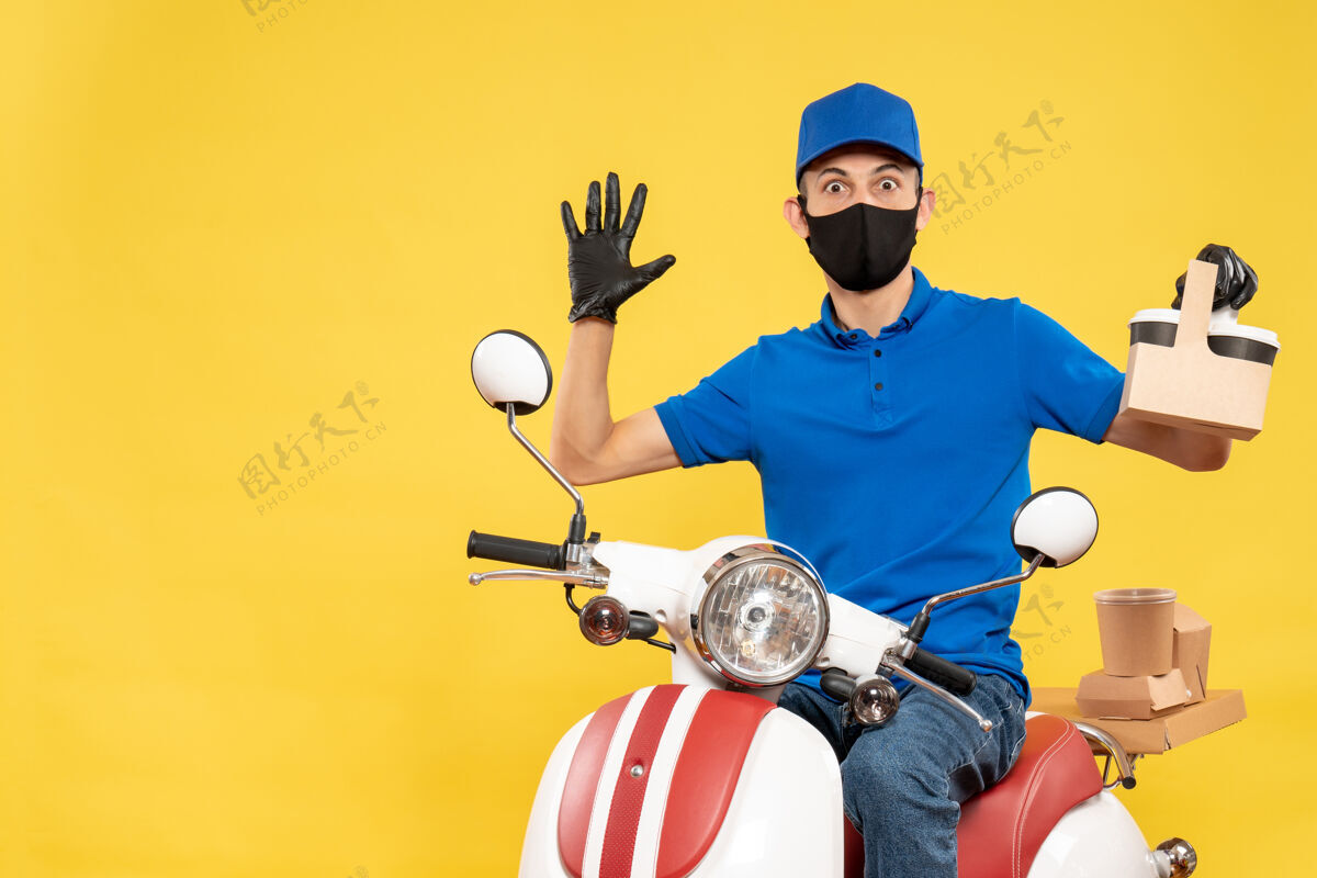 男人正面图身穿蓝色制服的男信使 黄色自行车上有咖啡-工作递送病毒服务工作自行车轮廓