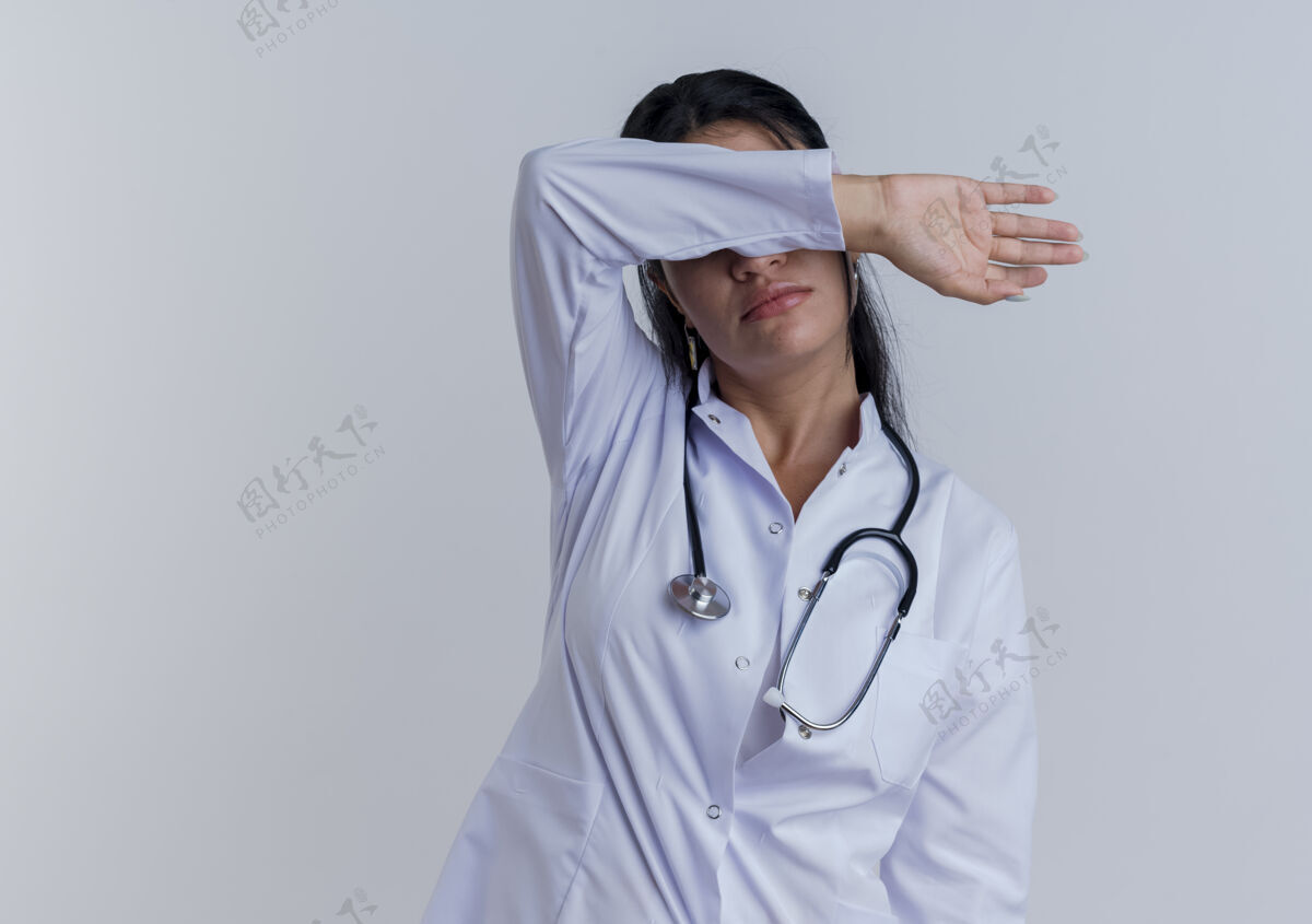 成年人年轻的女医生穿着医用长袍 用听诊器捂住眼睛 手臂被隔离医生长袍人