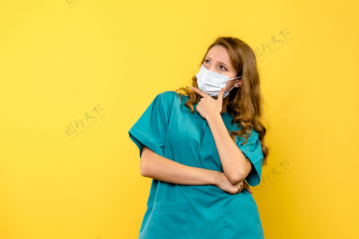 成人黄色地板上戴口罩的女医生的正面图医学病毒-大流行病毒防护罩医疗保健黄色