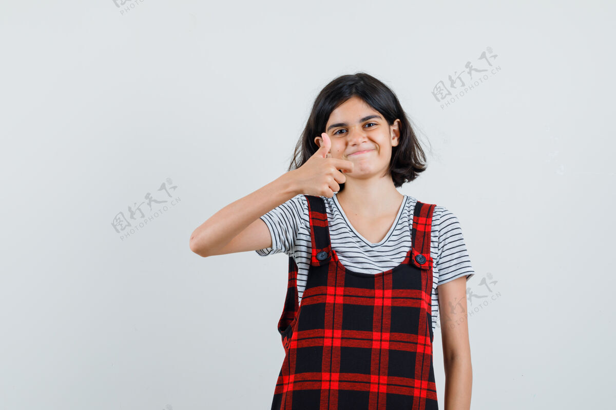 连体衣穿t恤的未成年女孩展示ok手势正面未成年学校