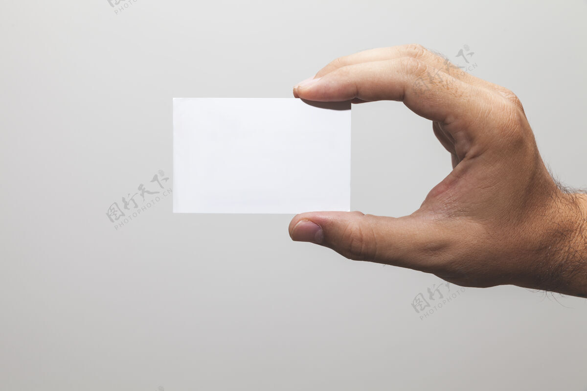 手一只手拿着一张白纸的特写镜头空白手臂人类