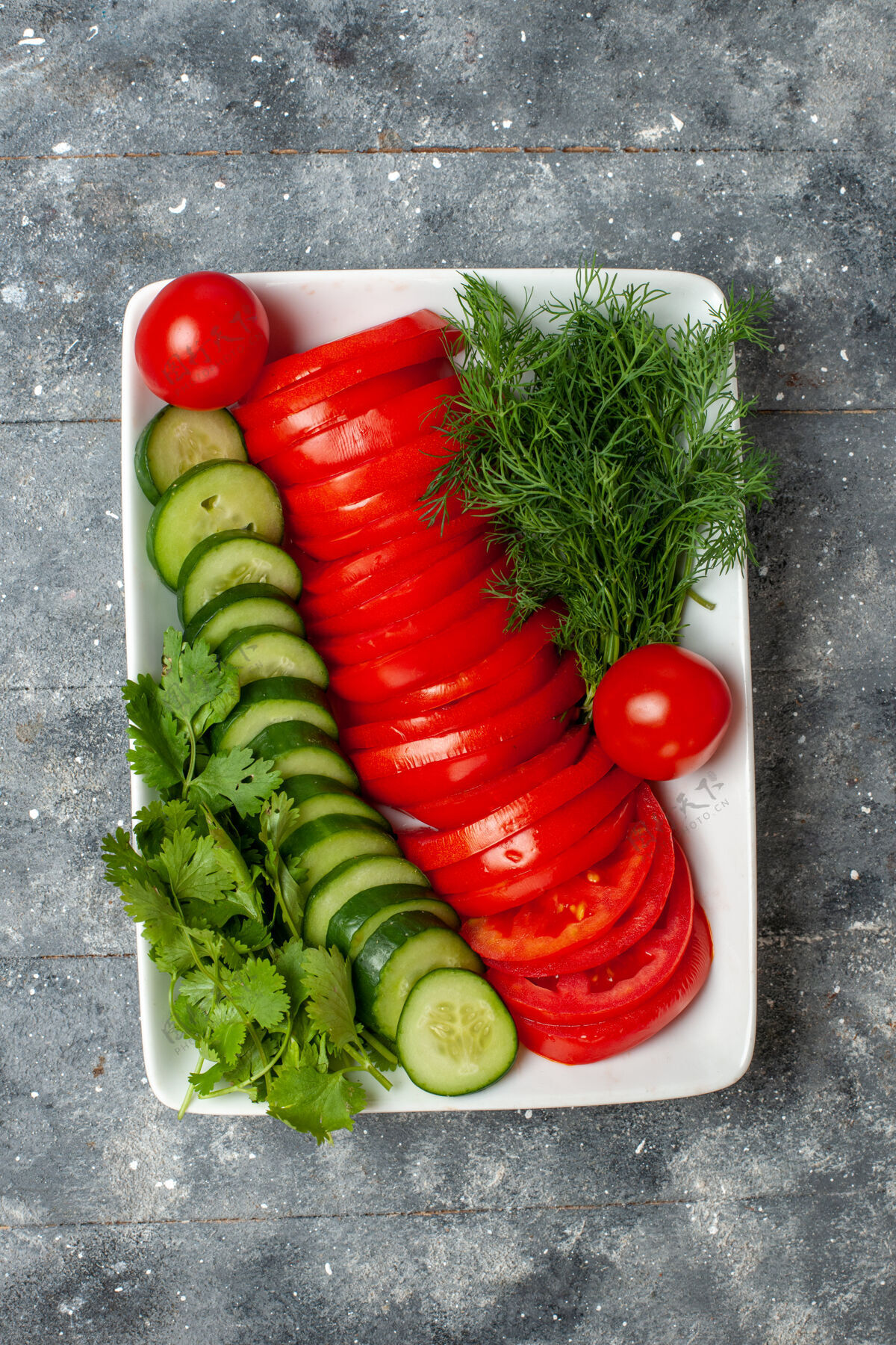 生的顶视图新鲜西红柿切片优雅设计沙拉灰色空间优雅农产品沙拉