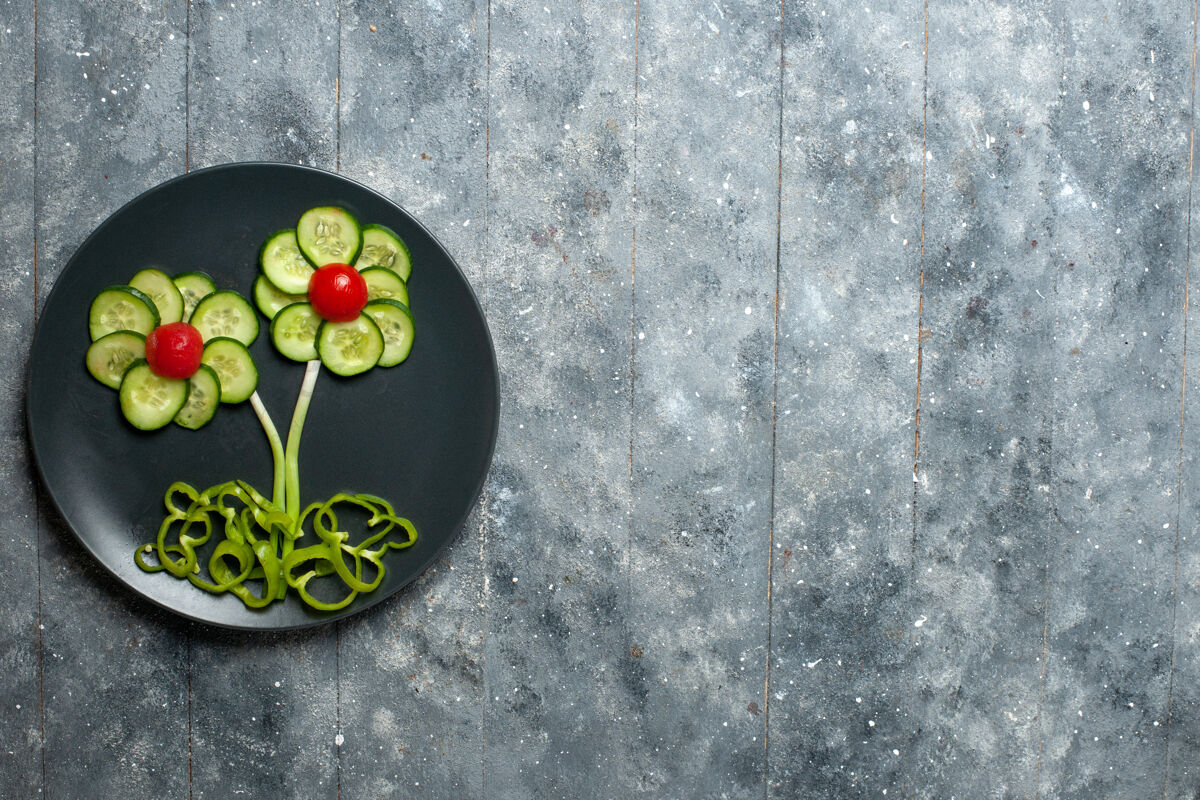 生的顶视图新鲜黄瓜花设计沙拉灰色办公桌上食物黄瓜蔬菜