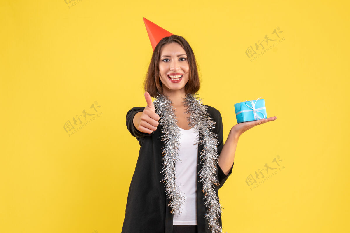 好圣诞气氛积极的商务女士 西装革履 头戴圣诞帽 手持黄色礼品制作ok手势成人头发女士