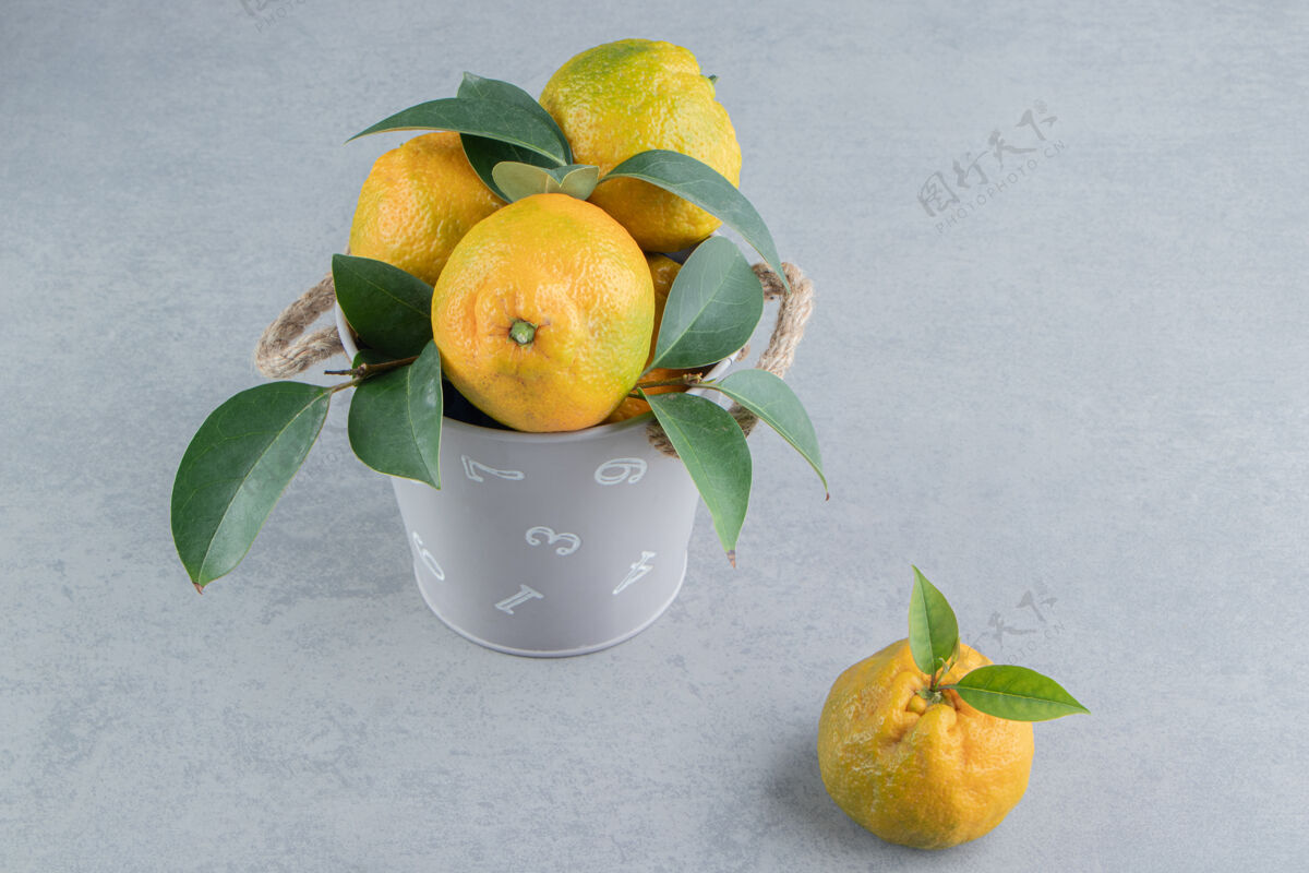 风味一个装满橘子的小桶在大理石上柑橘柑橘水果
