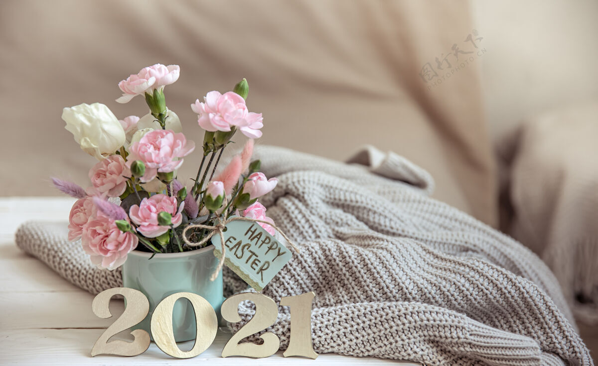 花束复活节静物画 花瓶里放着春天的鲜花 用2021年的元素和装饰数字编织而成复活节快乐祝福题词