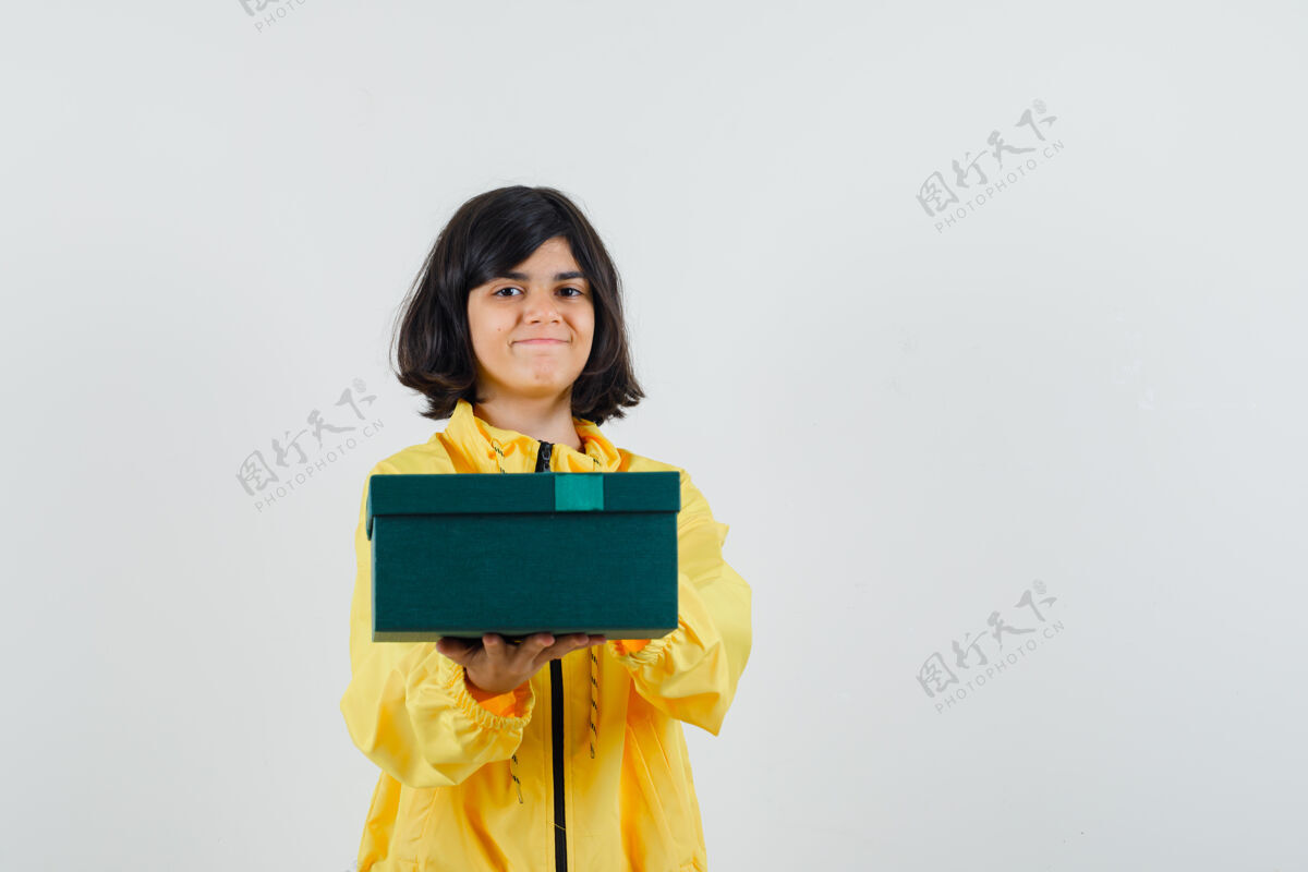 房间穿黄色连帽衫的小女孩赠送礼品盒 看上去很开朗 正面风景盒子女孩肖像