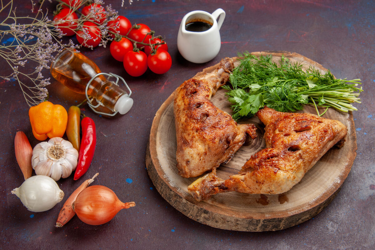 食物在黑暗的桌子上俯瞰美味的炸鸡配新鲜蔬菜和绿色蔬菜肉正餐蔬菜