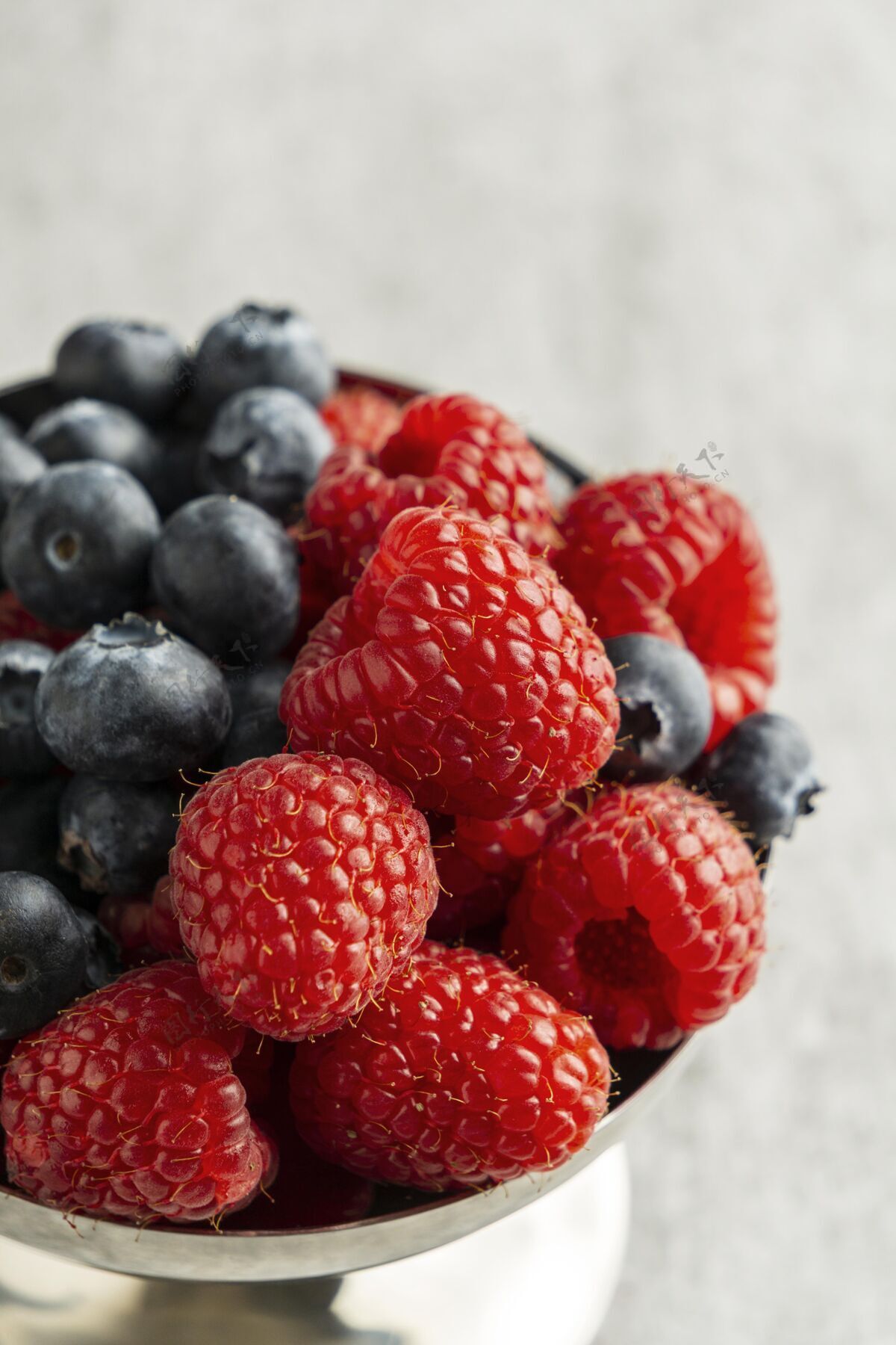 美食高角度水果在碗里蓝莓垂直覆盆子