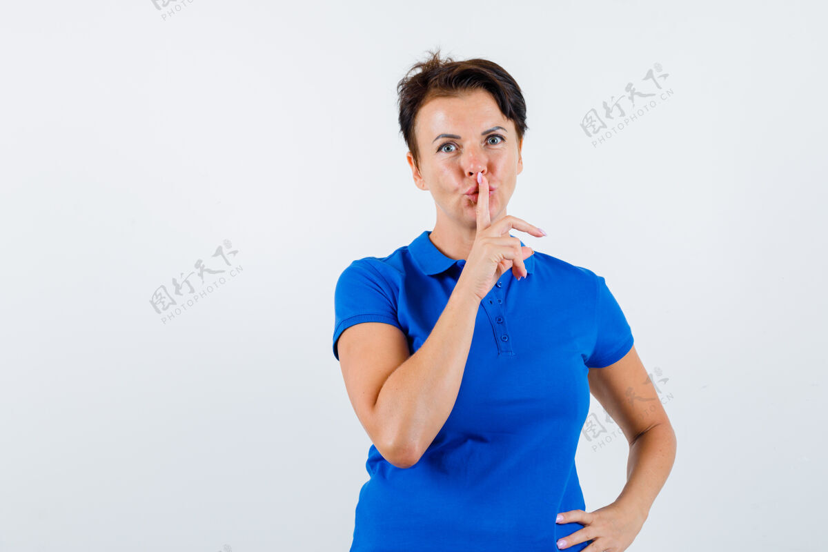 老年人身着蓝色t恤的成熟女性展现出沉默的姿态 看起来很自信 正面视图美容T恤提升