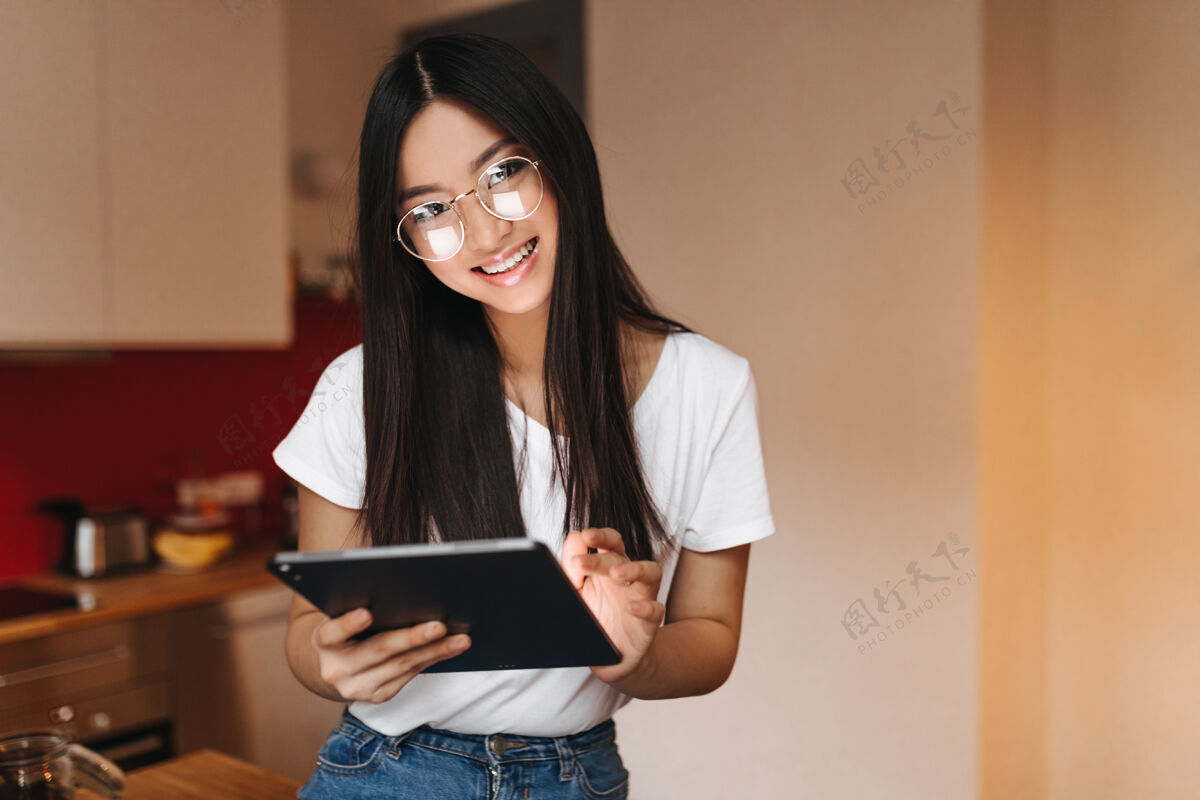 亚洲人心情很好的女人微笑着拿着药片音乐桌子设备