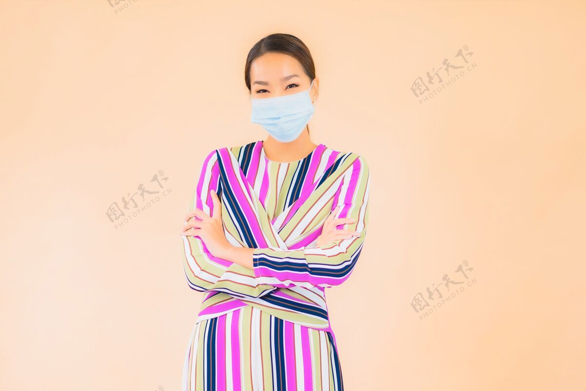 亚洲人肖像美丽的亚洲年轻女子戴上口罩以防晕病毒或covid19上色护理空气流感
