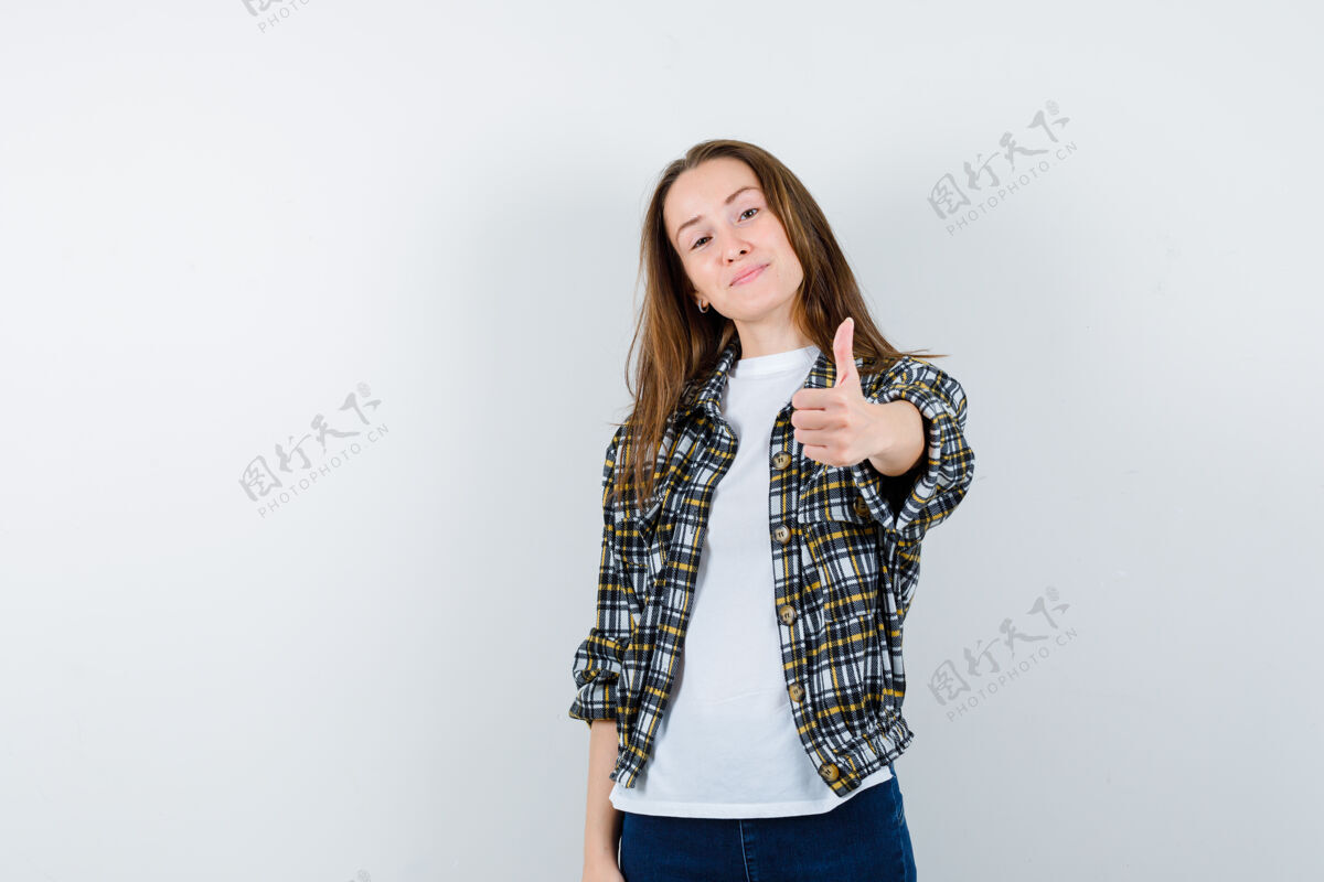 健康年轻女士在t恤 夹克 牛仔裤显示拇指向上 看起来很自信 前视图亚洲人完美女性