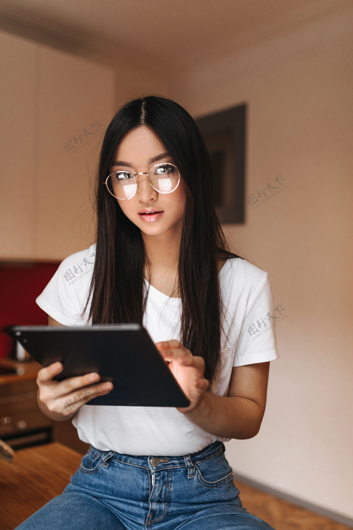 空气戴眼镜的黑发女人在和平板电脑摆姿势桌子沙发设备