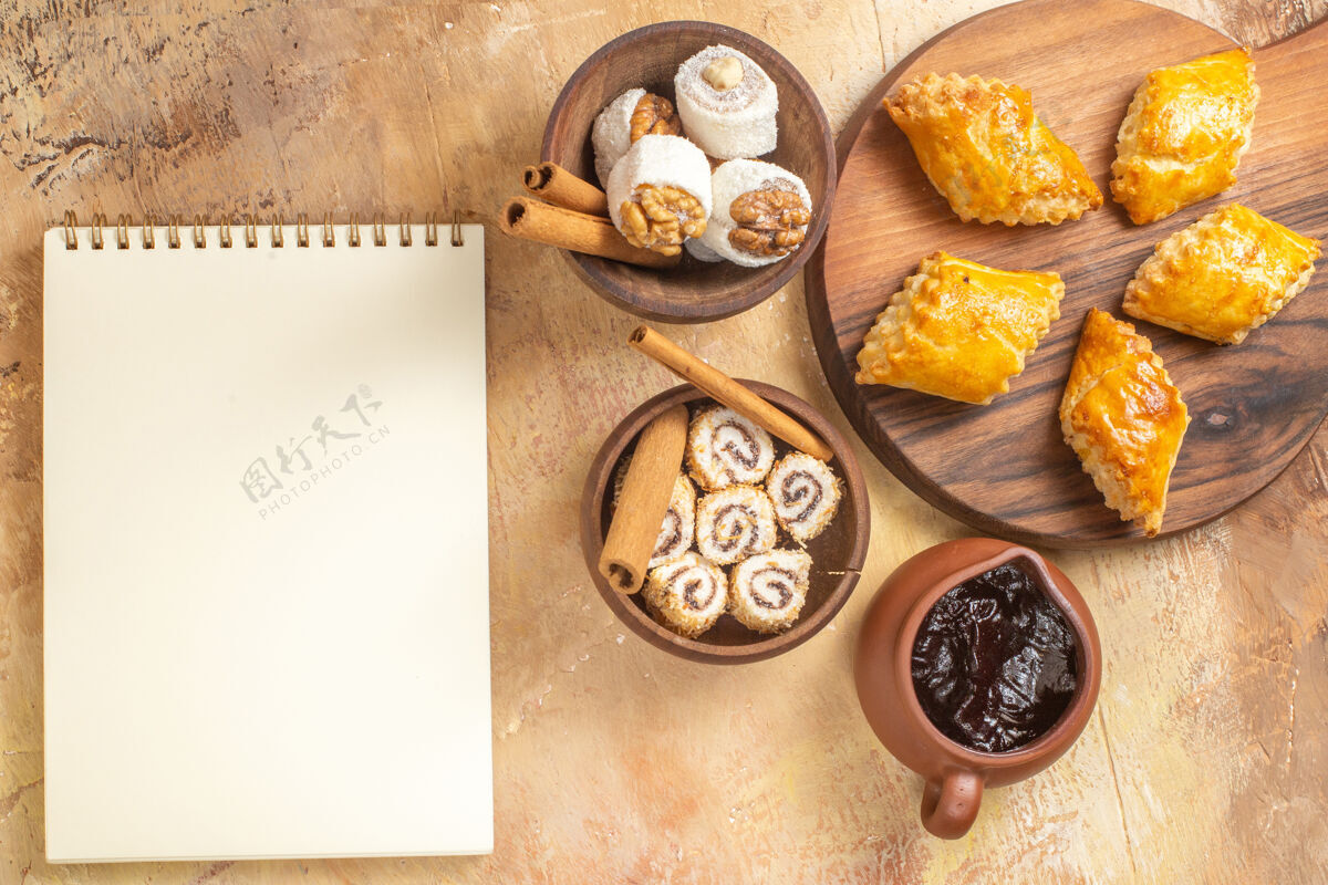 可口俯瞰美味的坚果蛋糕与木材表面上的限制美味木头饼干