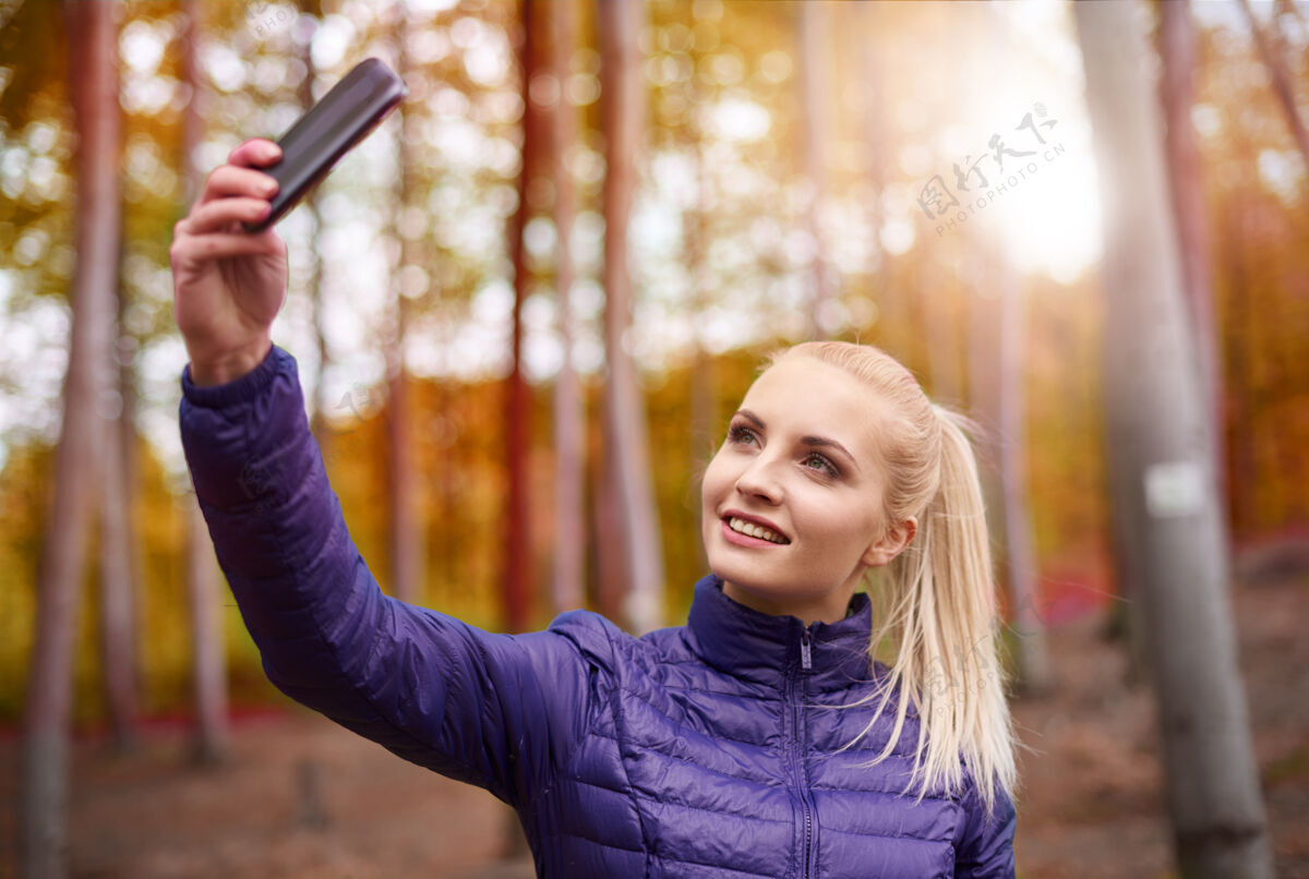 锻炼特写年轻美女慢跑运动森林跑步