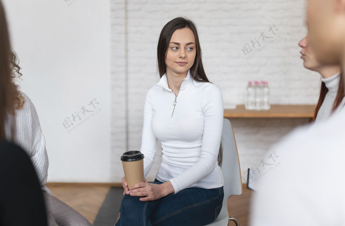 讨论特写拿着咖啡杯的女人特写心理健康会议