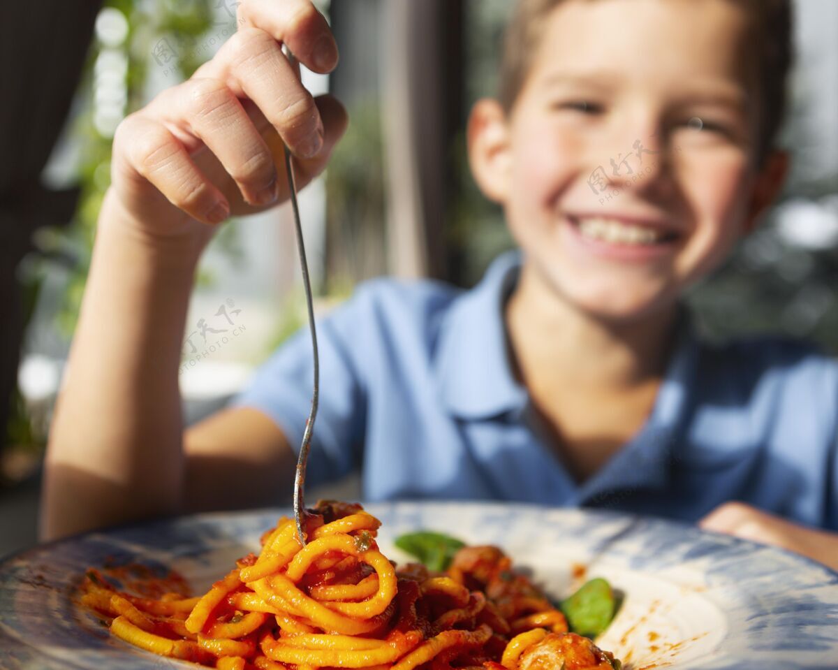 特写特写笑脸男孩吃意大利面烹饪美食烹饪