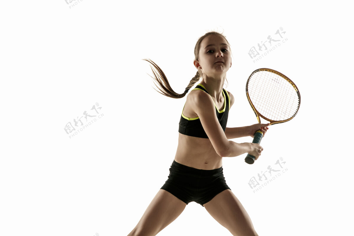 比赛在白色背景下打网球的白人小女孩练习白色运动