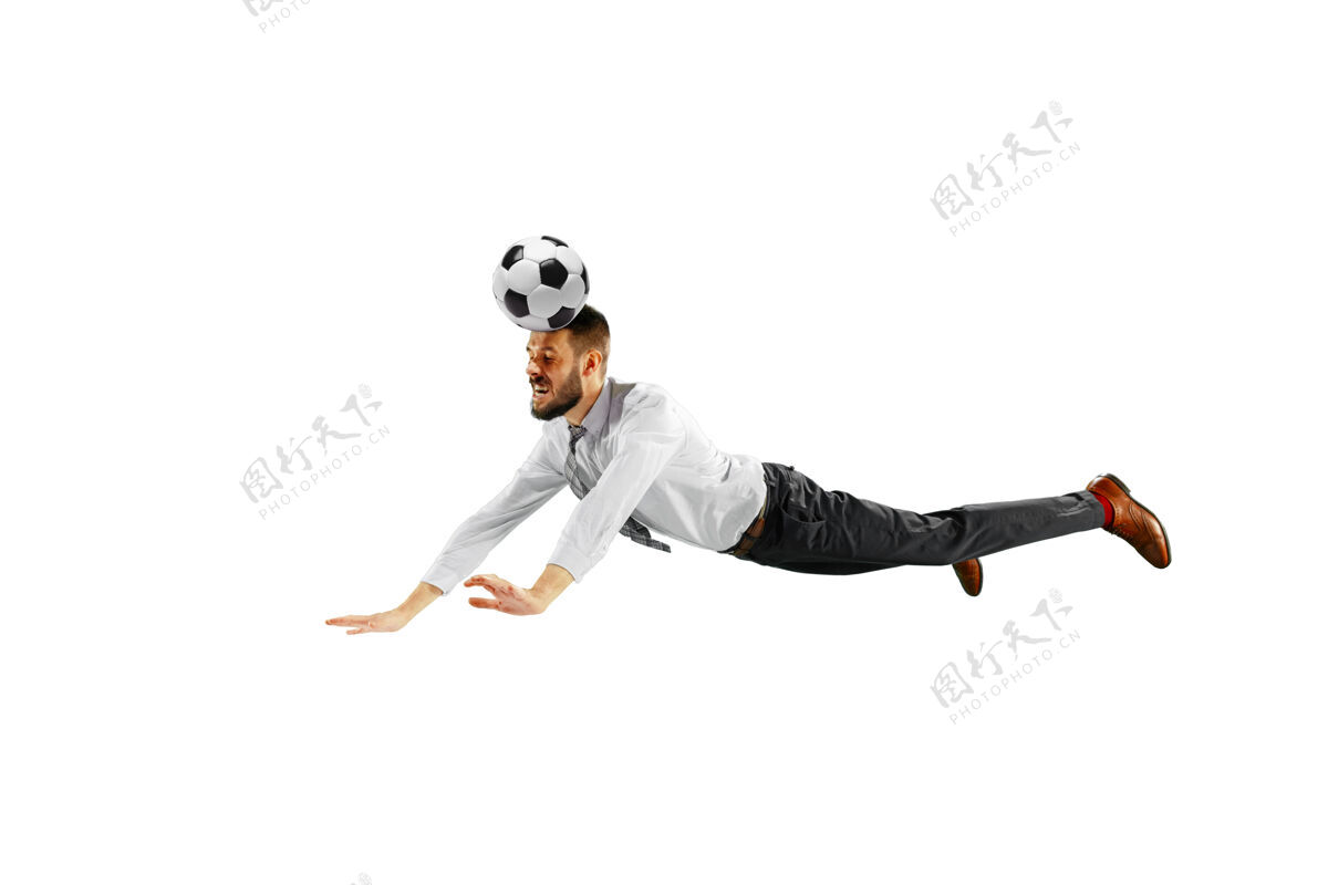 球一个年轻的商人在白色背景下踢足球的全长镜头游戏金钱执行