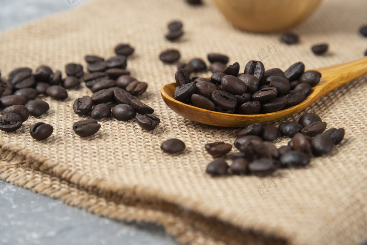 豆类装满粗麻布烤咖啡豆的木勺咖啡因咖啡烤