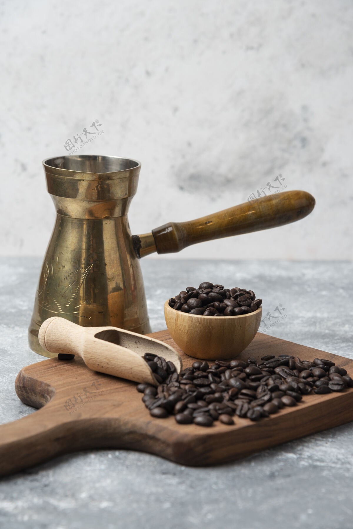 豆类黑烤咖啡豆和咖啡机放在木制砧板上粗麻布咖啡因咖啡机