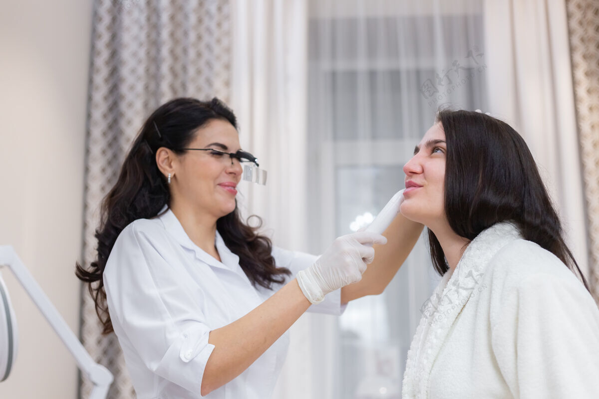 皮肤科客户在美容师的预约 咨询 面部整形 准备即将进行的程序 目视检查的问题领域医学健康成人
