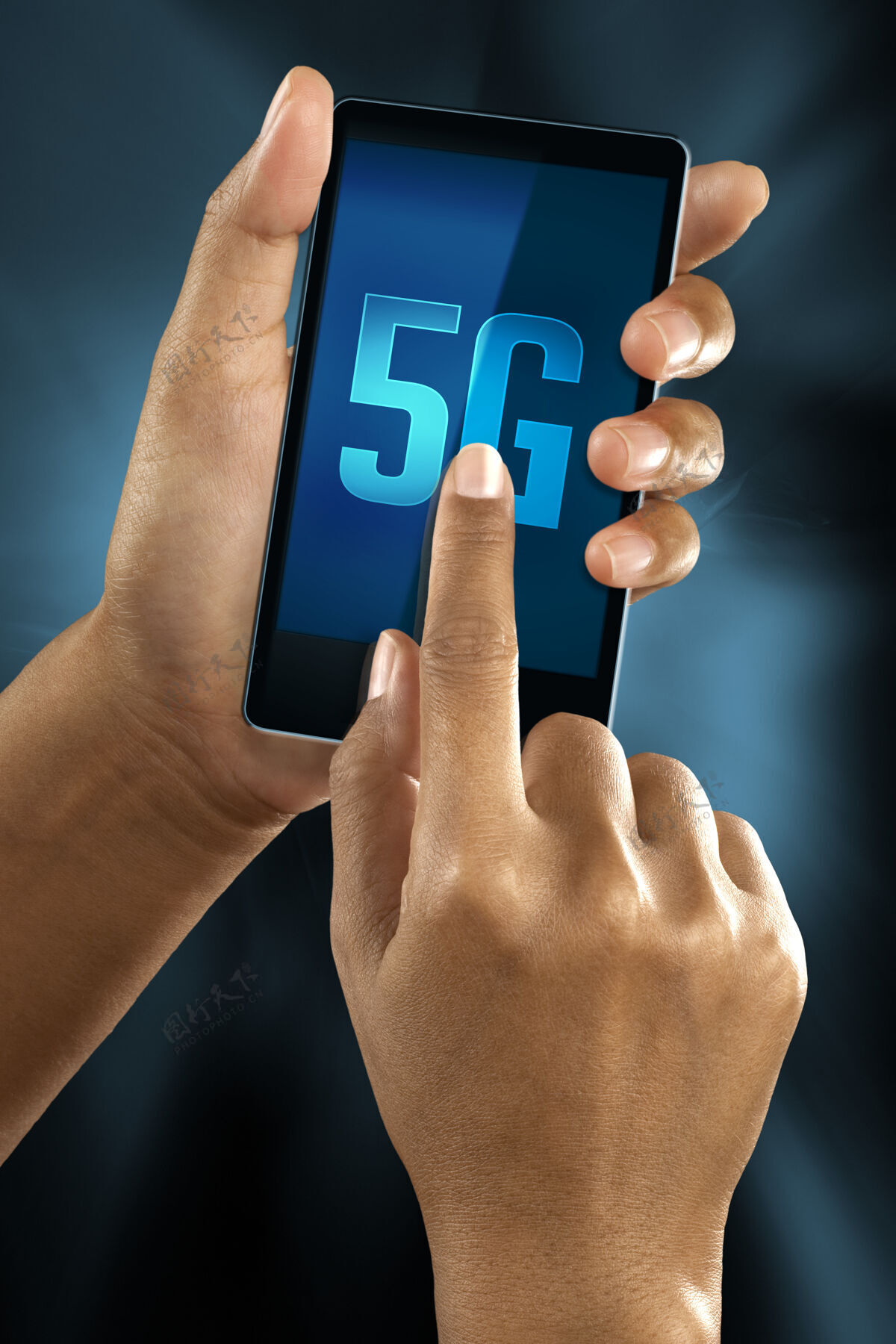 共享一个女人用手指在智能手机上连接5g网络互联网未来技术