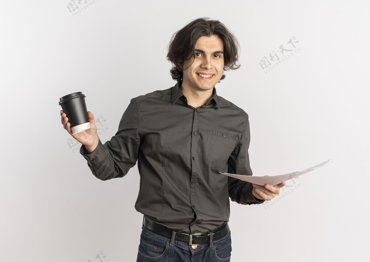 杯子年轻微笑英俊的白人男子拿着咖啡杯和空白的白纸 背景是白色的 还有复印空间床单拿着空白