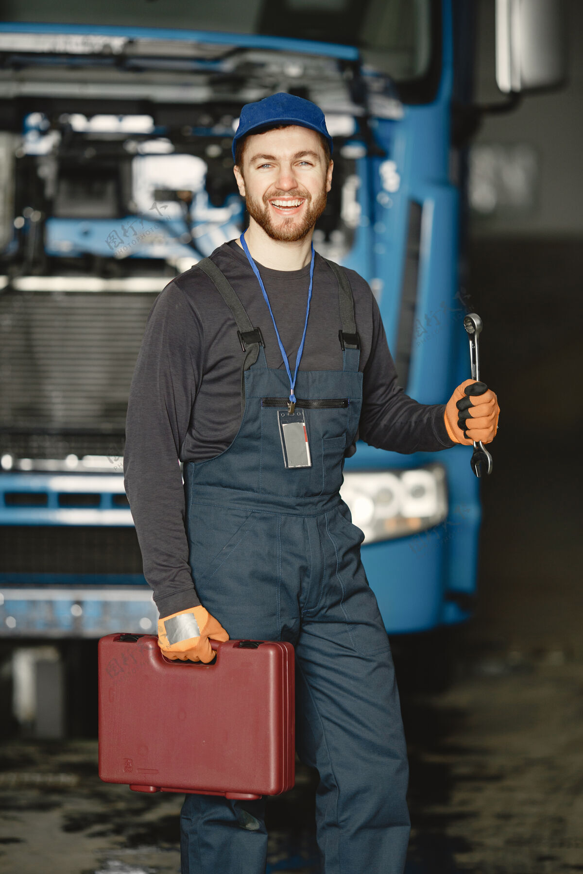 男性穿制服的工人修理卡车的人带工具的人专业人员工作汽车