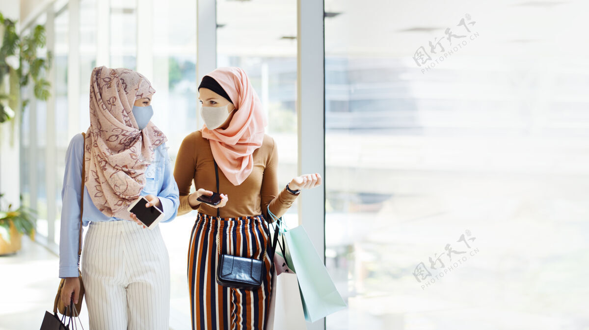 面具穆斯林女孩戴着面具在商场里闲逛一天规范散步