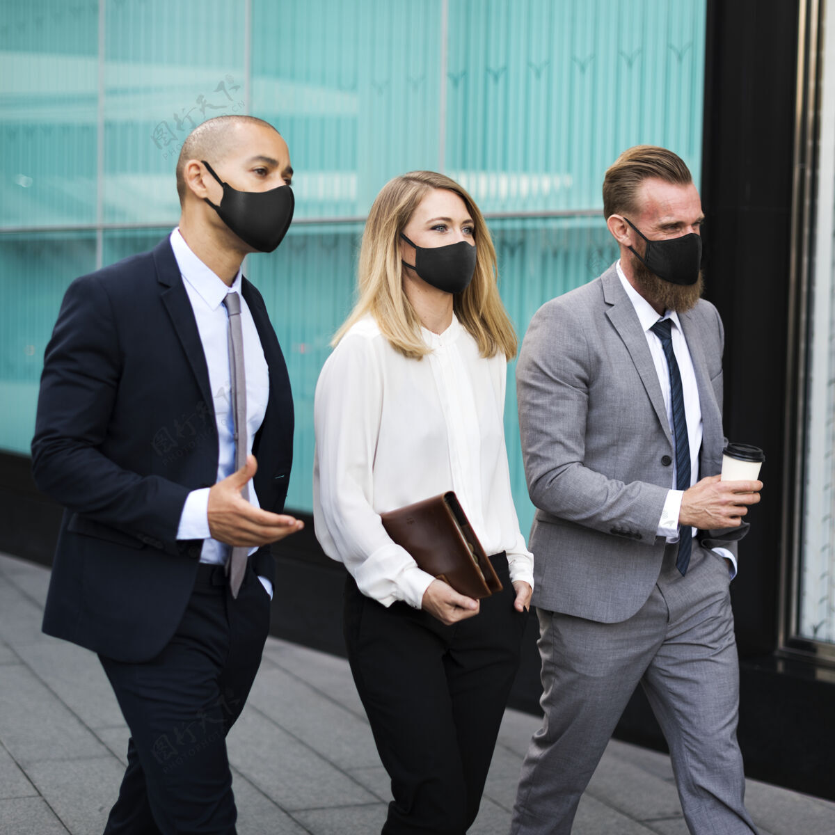 病毒爆发新常态 戴着口罩的商人领带行政人员携带
